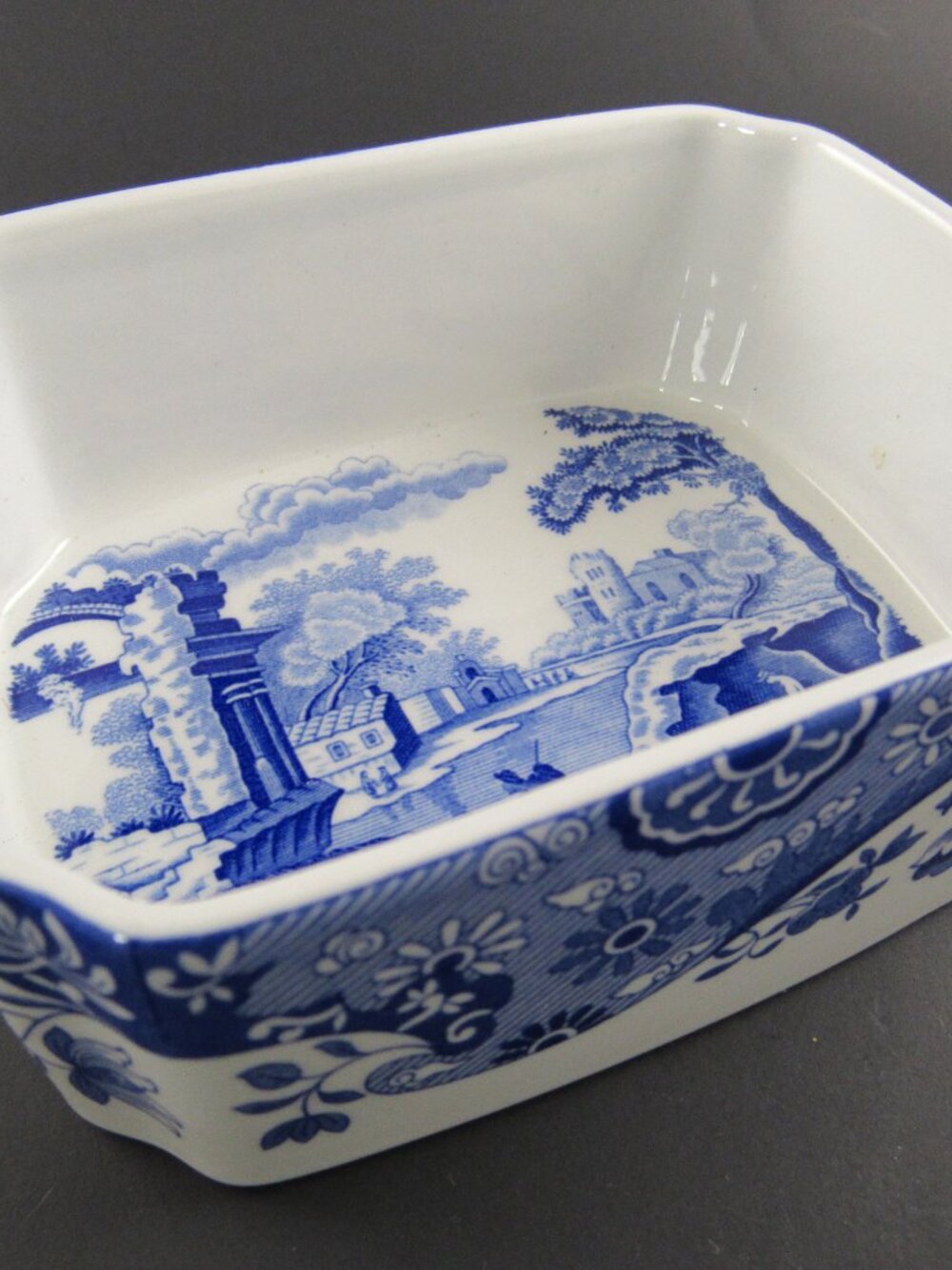 SPODE PORCELAIN ITALIAN DESIGN WHITE AND BLUE SMALL DISH MARKED C.1816.U
